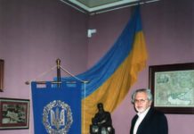 Сподвижник на ниві грушевськознавства Любомир Винар під час відвідин Львівського дому Грушевських. 19 серпня 2002 р.