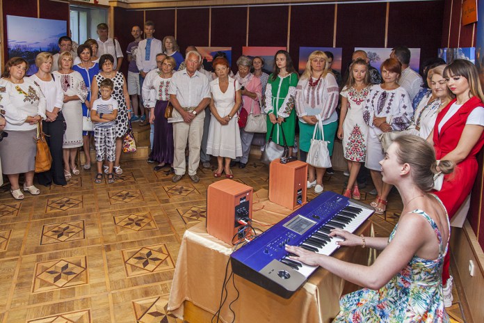 Анастасія Ільків на відкритті виставки Зеновія Білоуса “Це моя Україна…”