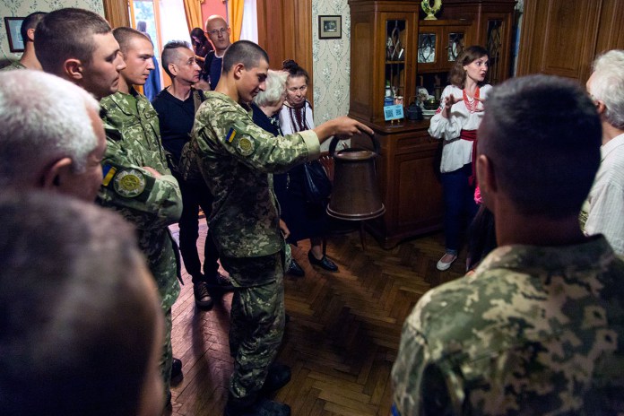 Екскурсія вченого секретаря Музею Софії Легін для курсантів з нагоди Дня Незалежності. Фото Ірини Бердаль-Шевчик