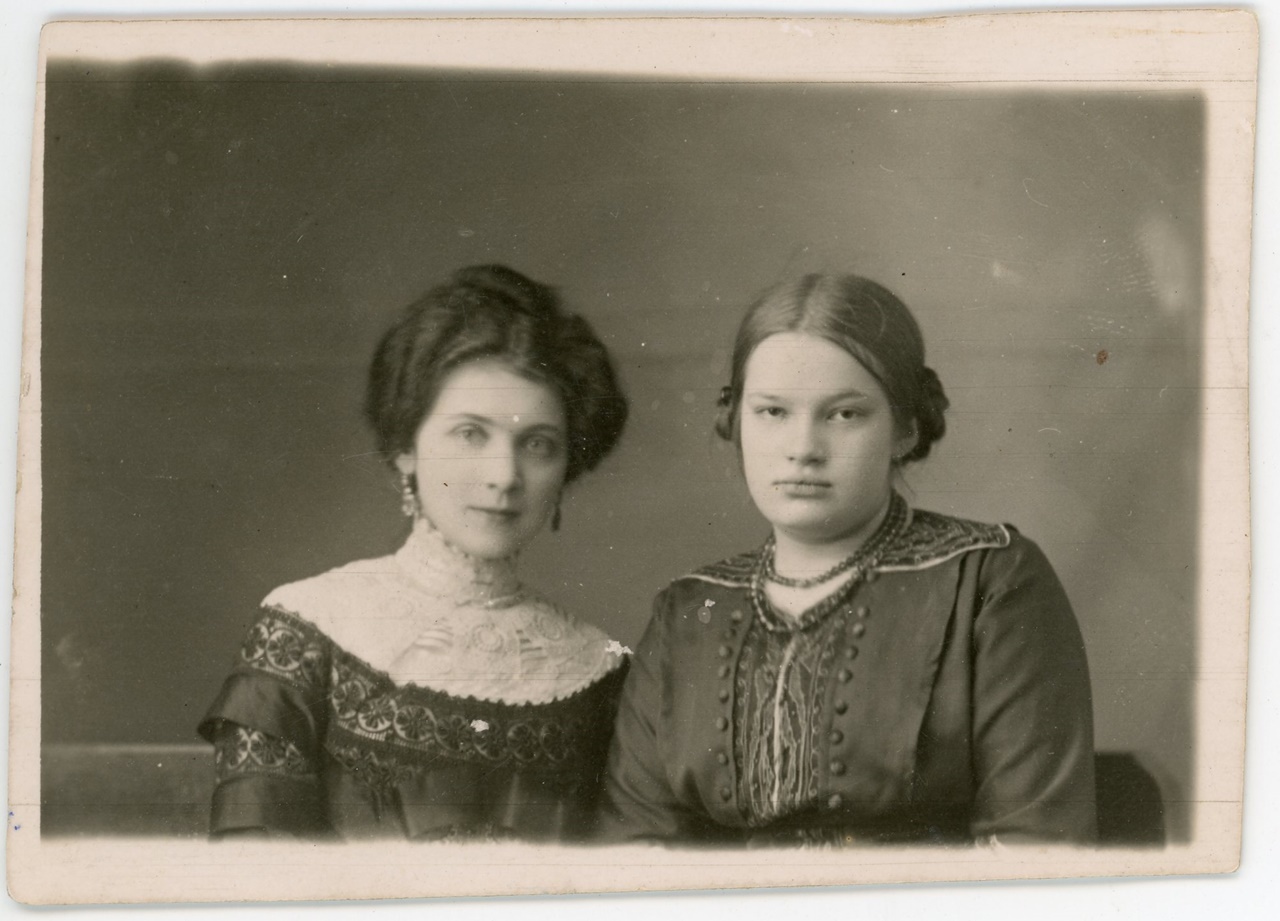 Фото. Ольга Вояковська та Катерина Грушевська . 1912 р. Фонди Державного меморіального музею Михайла Грушевського у Львові кн. вступу № 3999, інв. № 98 МЕМ