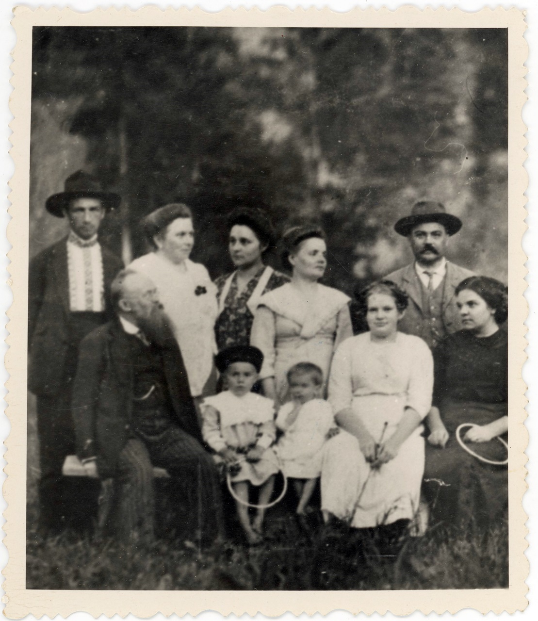 Родина Грушевських на відпочинку. Криворівня, 1912 р. Зліва направоІ ряд: Михайло Грушевський, Тетяна та Павло Калитовські, Катерина Грушевська, Марта Левицька. ІІ ряд: Йосиф Савицький, Марія Грушевська, Людмила Савицька, Стефанія Калитовська, Єронім Калитовський. Фонди Державного меморіального музею Михайла Грушевського у Львові кн. вступу № 256, інв. № 13 МЕМ