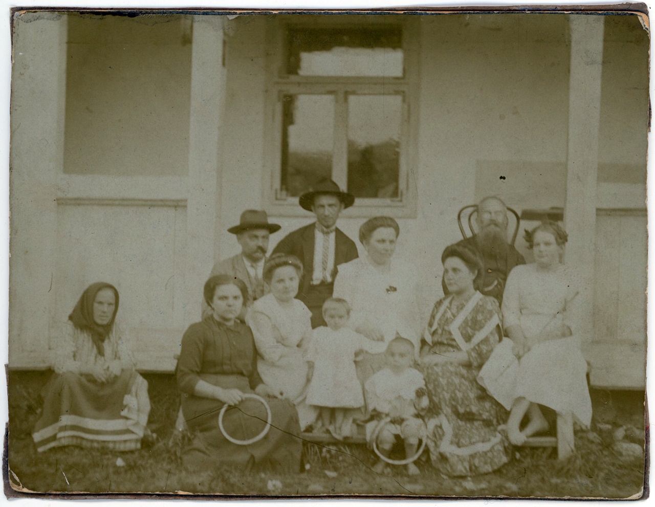 Родина Грушевських на відпочинку. Криворівня, 1912 р. Зліва направо: Марта Левицька, Стефанія Калитоська, Марія Грушевська, Людмила Савицька. Катерина Грушевська. Діти: Тетяна і Павло Калитовськію ІІ ряд: Єронім Калитовський, Йосиф Савицький, Михайло Грушевський. Фонди Державного меморіального музею Михайла Грушевського у Львові кн. вступу № 8, інв. № 7 МЕМ