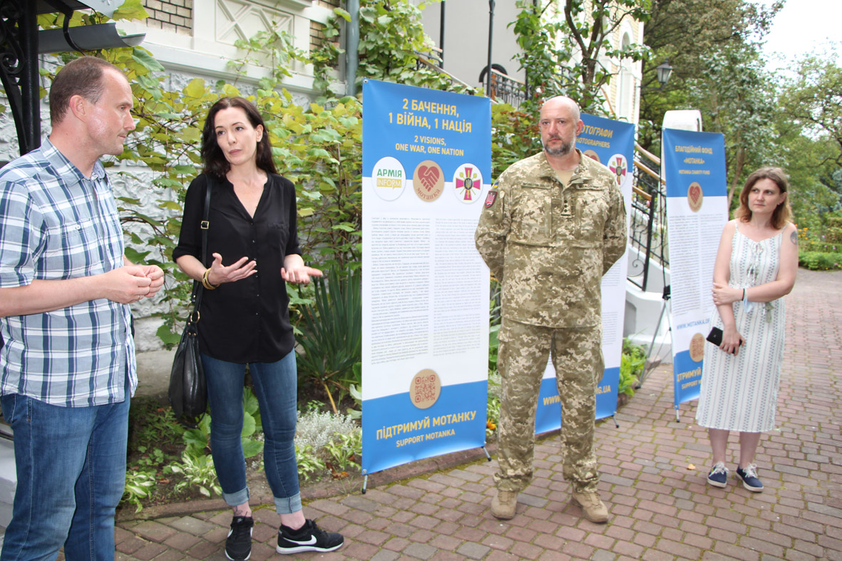Відкриття виставки «2 ПОГЛЯДИ: 1 війна, 1 нація» 