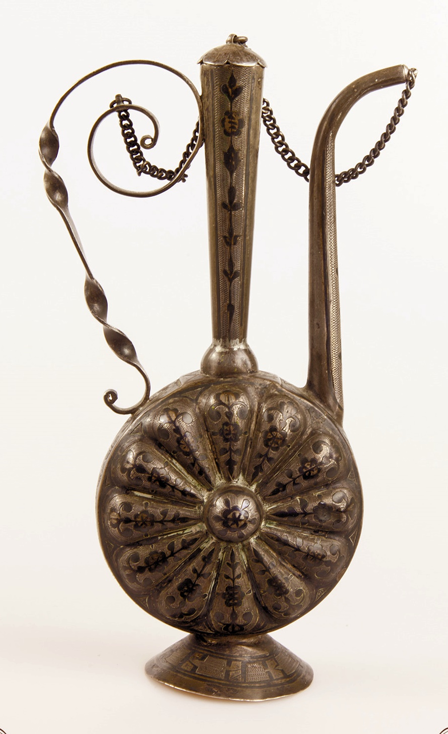 Глечик декоративний (куманець) 1880 р. Фонди ДМММГ у Львові кн. вступу № 4118, інв. № 100 МЕМ
