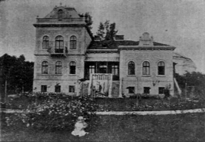 Вілла Михайла Грушевського у 1903 р. (на передньому плані Катерина Грушевська)