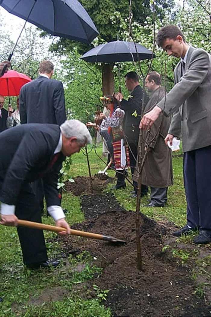 Висадження Президентського саду на садибі музею, травень 1999 р.