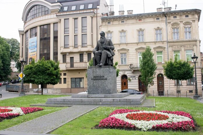 пам'ятник Михайлові Грушевському